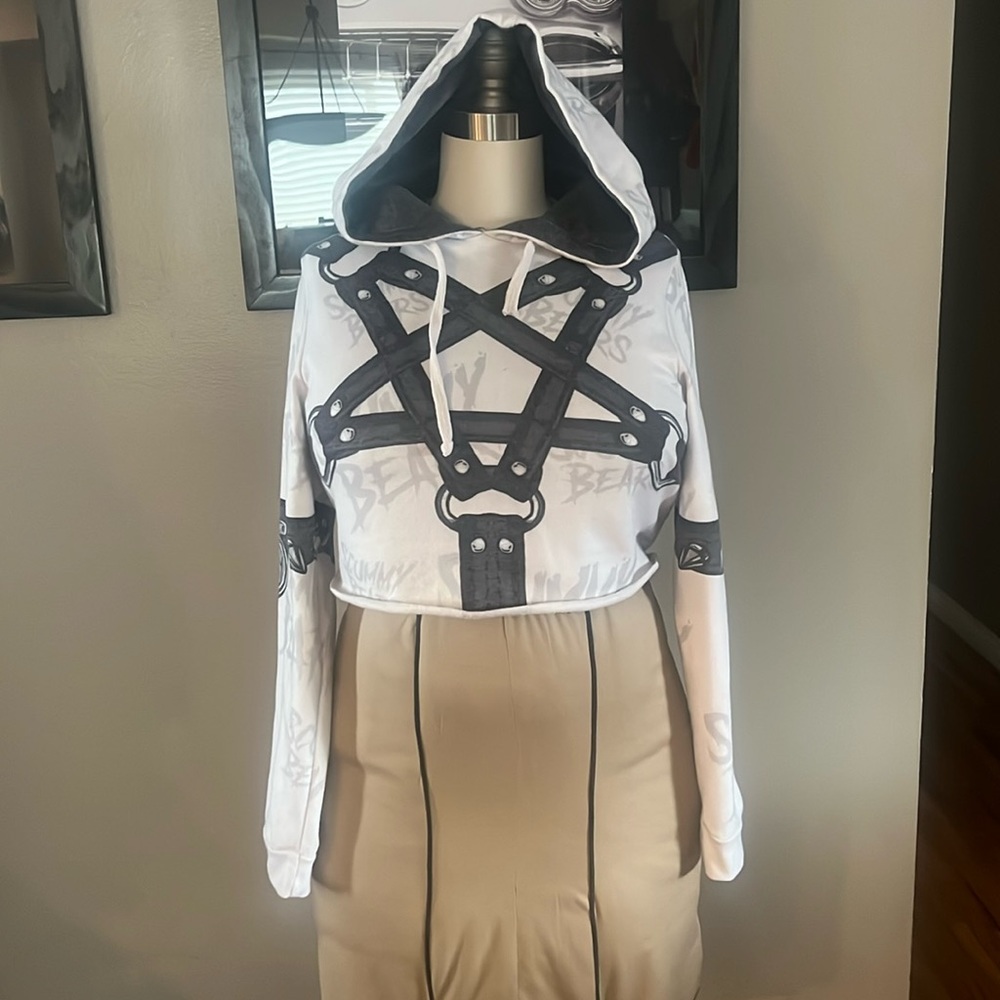 RESTRAINED CROP HOODIE